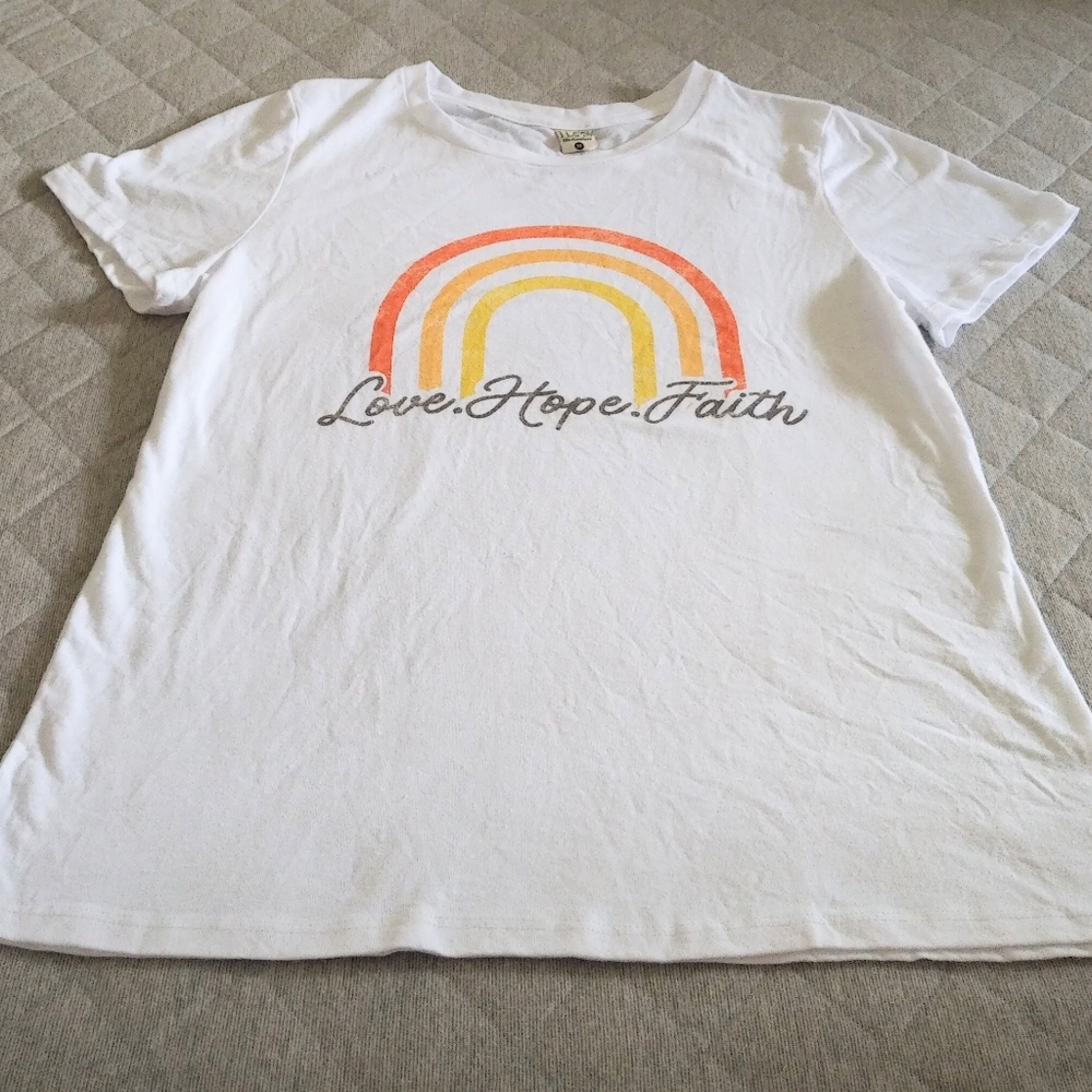 LE life elsewhere "Love❤Hope🤞 Faith🙏" Tee - Picture 8 of 9
